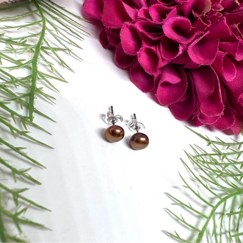 NEW⚜️Freshwater Cocoa Pearl Stud Earrings - Picture 2 of 8